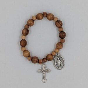 BRACELET EN BOIS AVEC MÉDAILLE ET CROIX